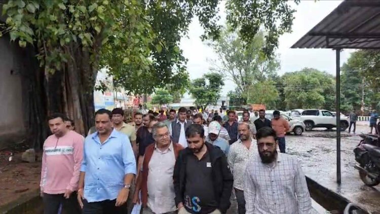 भानुप्रतापपुर में अतिक्रमण पर व्यापारी और नगर पंचायत आमने-सामने, एसडीएम के आश्वासन के बाद प्रदर्शन खत्म