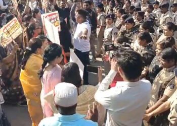 JNU के बर्खास्त प्रोफेसर के खिलाफ रायपुर में BJP महिला मोर्चा का प्रदर्शन, कांग्रेस भवन का किया घेराव