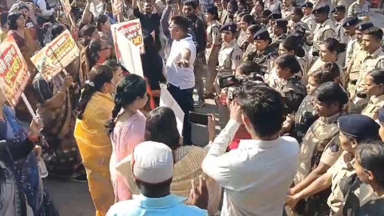 JNU के बर्खास्त प्रोफेसर के खिलाफ रायपुर में BJP महिला मोर्चा का प्रदर्शन, कांग्रेस भवन का किया घेराव