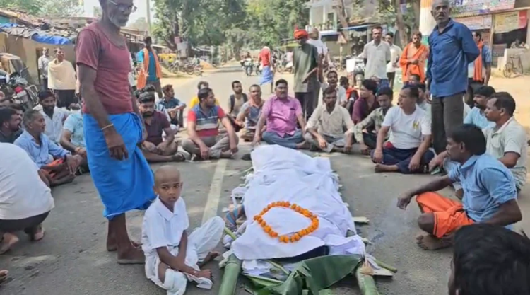 SF-6 जवान विजेंद्र ठाकुर की मौत पर उठे सवाल, परिजनों ने शव रखकर किया प्रदर्शन