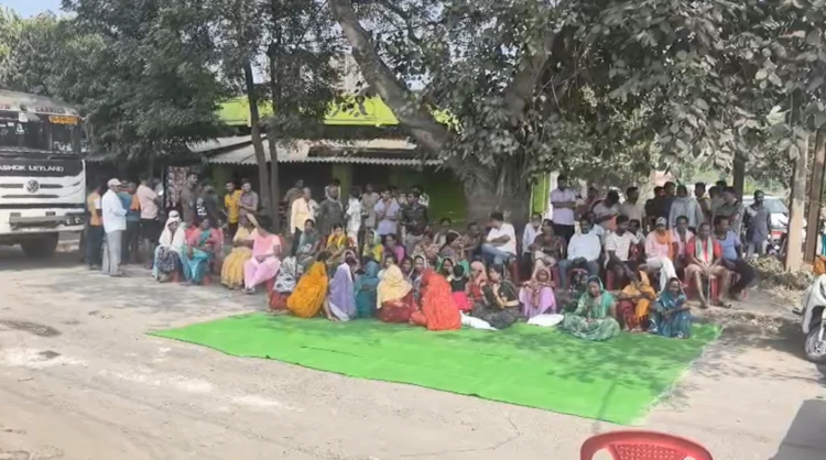 कोरबा में सड़क की बदहाली पर फूटा ग्रामीणों का गुस्सा, लिखित आश्वासन की मांग पर अड़े