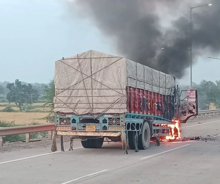 नेशनल हाईवे 130 पर बड़ा हादसा टला, चलती ट्रक में आग लगने से मचा हड़कंप