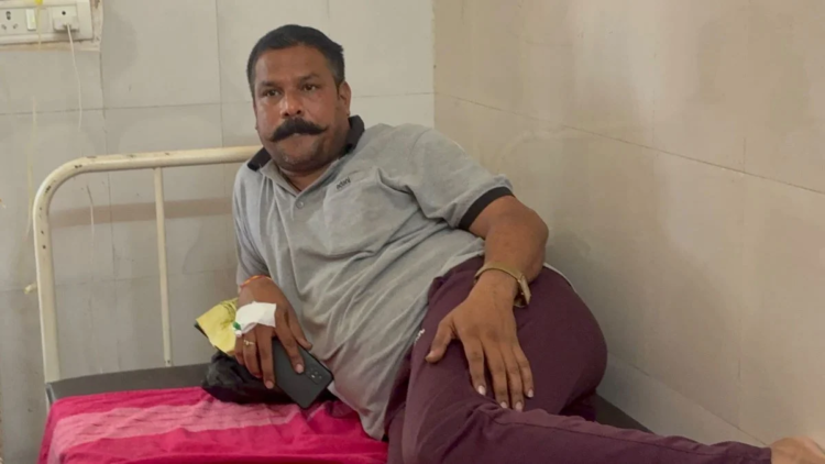 कोरबा में दुष्कर्म के आरोपी पर पुलिस मेहरबान? मेडिकल कॉलेज के स्पेशल वार्ड में मोबाइल चलाते और गुटखा खाते आया नजर, आरक्षकों की भूमिका पर उठे सवाल