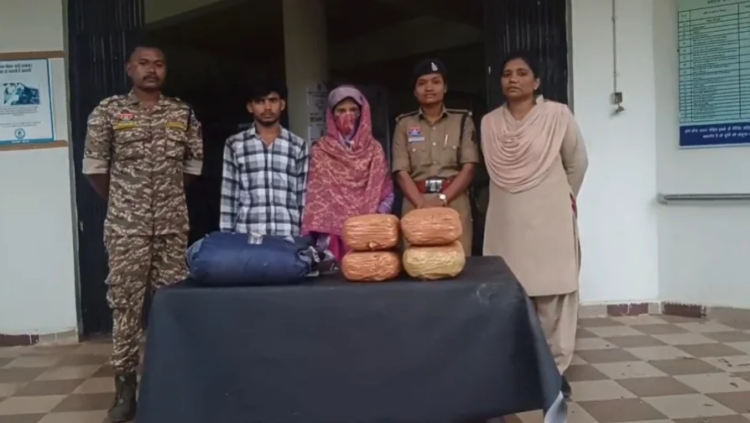 NH-63 पर पुलिस की कार्रवाई, पति-पत्नी के बैग से मिले गांजे के 4 पैकेट