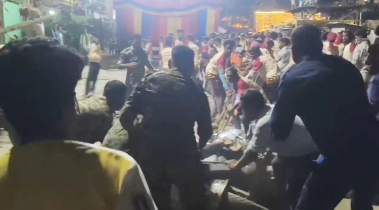 बस्तर दशहरा के दौरान बेकाबू हुआ रथ, बिजली का खंभा गिरने से कई श्रद्धालु घायल