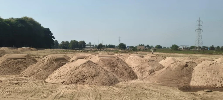 आरंग में रेत माफिया बेखौफ! समोदा नगर पंचायत कार्यालय के सामने अवैध भंडारण, महानदी में बना दिया रास्ता; प्रशासन की भूमिका पर उठे सवाल
