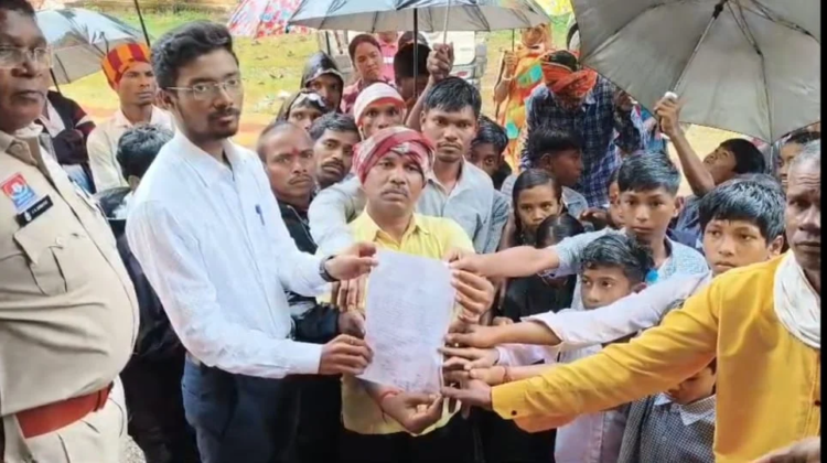 तूफान के बीच 15 किमी पैदल चलकर स्कूल भवन मांगने पहुंचे बच्चे, मैनपुर में BEO दफ्तर का किया घेराव