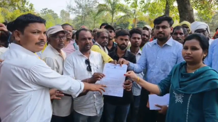 औद्योगिक प्रयोजन के लिए जमीन सर्वे पर बवाल, ग्रामीणों ने कलेक्टर को सौंपा ज्ञापन