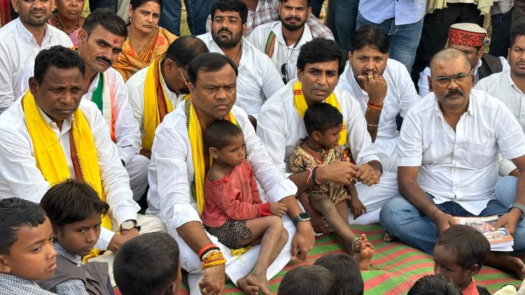 बैगा बच्चों की मौत पर गरमाई सियासत, दीपक बैज और विक्रांत भूरिया पहुंचे गांव