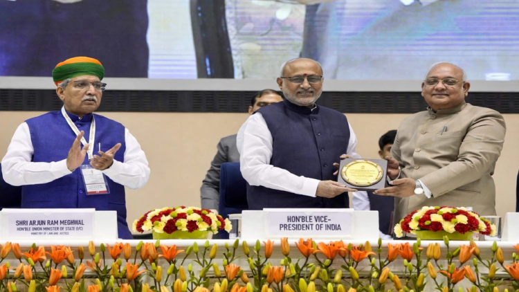 उपराष्ट्रपति ने राज्यों से अप्रचलित कानून निरस्त करने का किया आग्रह, कहा- विधिक सुधार बदलते समय के अनुरूप हों