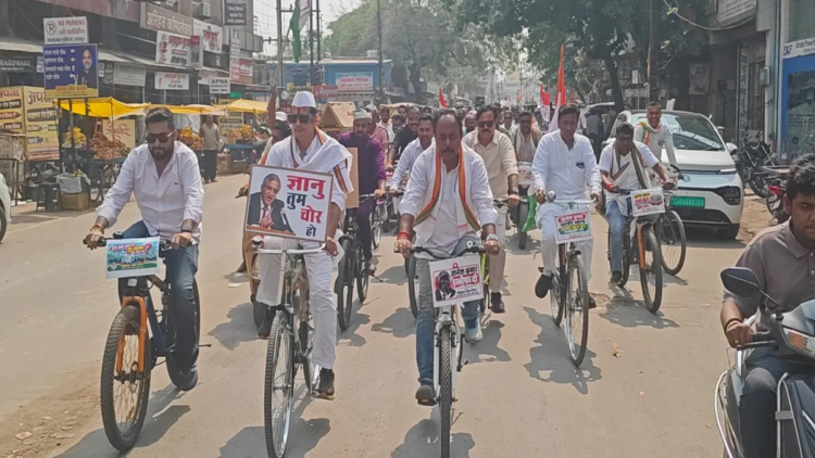 रायपुर में कांग्रेस की साइकिल-बाइक रैली, ‘वोट चोर, गद्दी छोड़’ के नारे के साथ मुख्य चुनाव आयुक्त के इस्तीफे की मांग