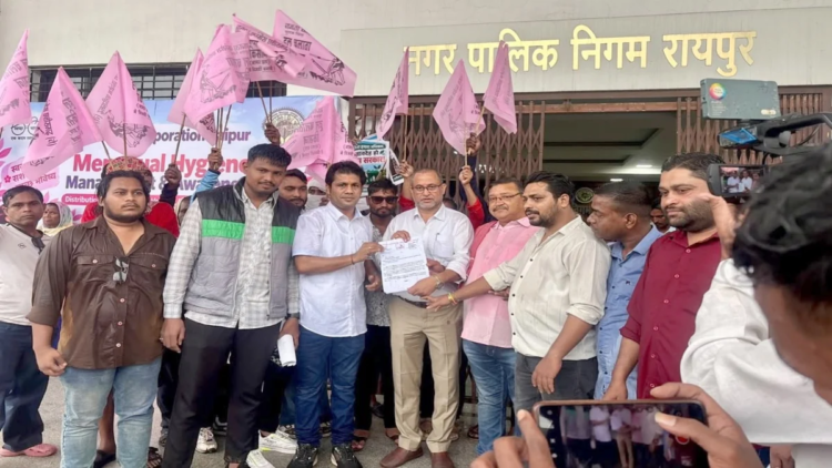 रायपुर में गंदगी के खिलाफ JCCJ का प्रदर्शन, निगम प्रशासन को सौंपा ज्ञापन
