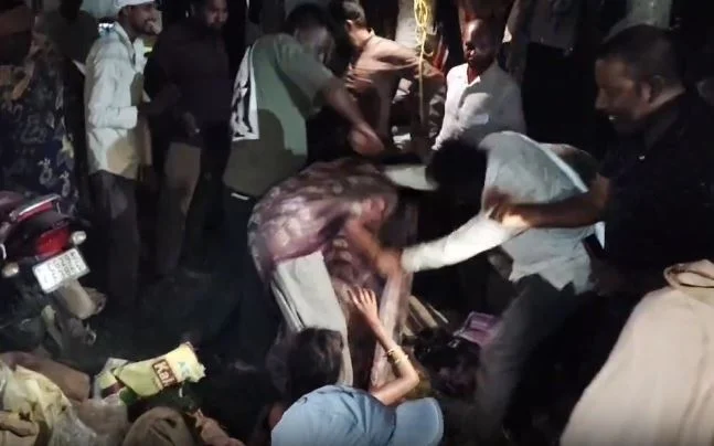 सूरजपुर के साप्ताहिक बाजार में दो महिलाओं की बेरहमी से पिटाई, चोरी के आरोप में भीड़ ने लात-घूंसों से पीटा; वीडियो वायरल