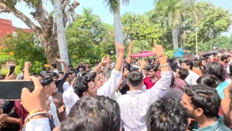 खैरागढ़ संगीत विश्वविद्यालय में छात्रों का प्रदर्शन, कुलपति डॉ. लवली शर्मा को हटाने की मांग; 24 सूत्रीय ज्ञापन सौंपकर स्वतंत्र जांच की उठाई आवाज