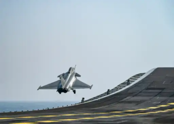 INS विक्रांत पर पहली बार राफेल-M की सफल लैंडिंग, भारतीय नौसेना के लिए ऑपरेशनल ट्रायल की शुरुआत