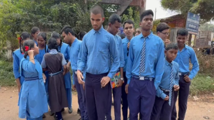 जगदलपुर में शिक्षक की कमी पर फूटा बच्चों का गुस्सा, स्कूल छोड़कर सड़क पर उतरे दृष्टि एवं श्रवण बाधित छात्र; कलेक्टर से शिकायत के बाद भी नहीं मिला समाधान