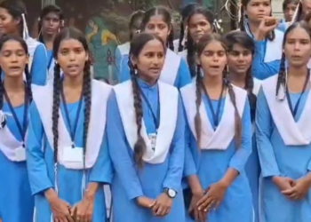 छात्राओं ने की शिक्षकों को सस्पेंड करने की मांग, भड़के बिलासपुर कलेक्टर बोले- दूसरा शिक्षक कहां से लाऊं?