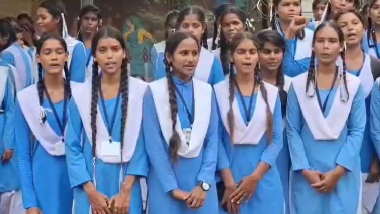 छात्राओं ने की शिक्षकों को सस्पेंड करने की मांग, भड़के बिलासपुर कलेक्टर बोले- दूसरा शिक्षक कहां से लाऊं?
