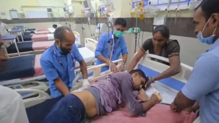 बिलासपुर में मकान का छज्जा तोड़ते समय हादसा, ऊंचाई से गिरकर एक मजदूर की मौत; दूसरा गंभीर, परिजनों ने ठेकेदार पर लगाए लापरवाही के आरोप