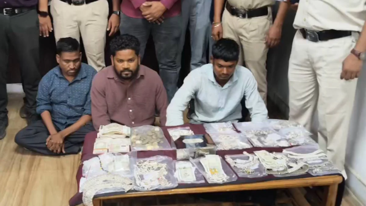 बिलासपुर में सूने मकानों को निशाना बनाने वाला गिरोह गिरफ्तार, 10 घरों में चोरी का खुलासा; 6 लाख के जेवर, नकदी, दो बाइक और क्रेटा कार जब्त
