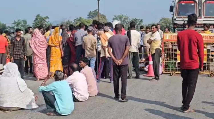 कांकेर में दर्दनाक हादसे के बाद चक्काजाम, दो युवकों की मौत से आक्रोशित ग्रामीणों ने उठाई सुरक्षा की मांग