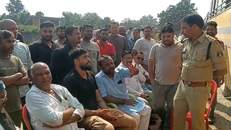 रामानुजगंज में NH-343 पर चक्काजाम, सड़क निर्माण में लापरवाही और उड़ती धूल से भड़के जनप्रतिनिधि-ग्रामीण