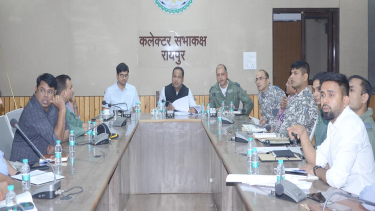 राज्योत्सव 2026 में होगा सारंग हेलीकॉप्टर एयर शो, कलेक्टर ने तैयारियों की समीक्षा कर सुरक्षा व्यवस्था के दिए निर्देश