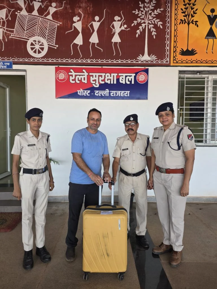दल्ली राजहरा रेलवे स्टेशन पर छूटा व्यवसायी का ट्रॉली बैग RPF ने लौटाया, नकदी और जरूरी दस्तावेज सुरक्षित मिलने से यात्री ने ली राहत की सांस