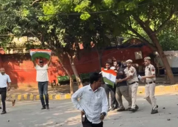 दिल्ली में CJP प्रवक्ता सौरव दास और आशुतोष रांका हिरासत में, जंतर-मंतर पर प्रदर्शन के दौरान पुलिस की कार्रवाई; मुख्य चुनाव आयुक्त के इस्तीफे की मांग