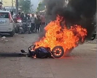 कवर्धा में चलती इलेक्ट्रिक स्कूटी में लगी भीषण आग, चालक ने कूदकर बचाई जान