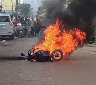 कवर्धा में चलती इलेक्ट्रिक स्कूटी में लगी भीषण आग, चालक ने कूदकर बचाई जान
