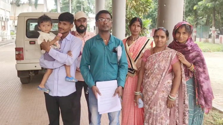 धमतरी में अंधविश्वास के नाम पर दो परिवारों का सामाजिक बहिष्कार, एक साल से झेल रहे प्रताड़ना; कलेक्टर से लगाई गुहार