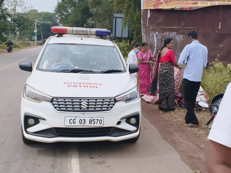 अस्पताल जाते समय रास्ते में हुई प्रसव पीड़ा, सड़क किनारे महिला ने दिया बेटे को जन्म