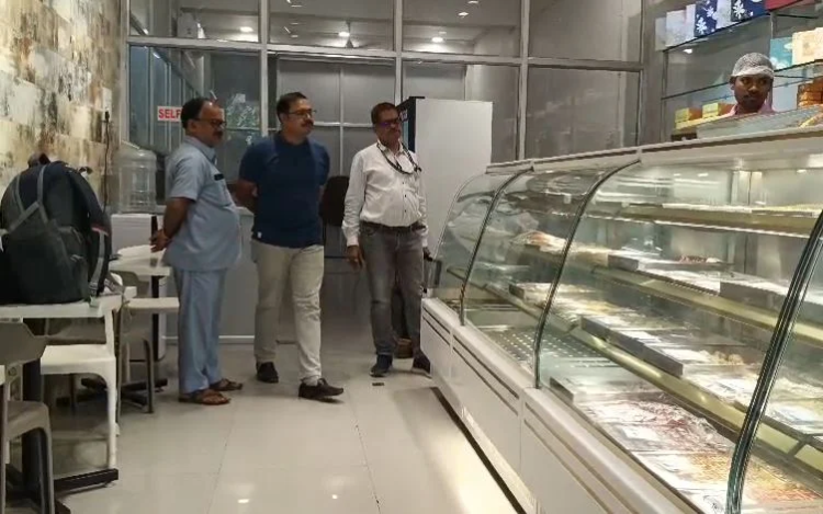 कोरबा की मिठाई दुकान में टॉयलेट में बर्तन धोने का वीडियो वायरल, खाद्य विभाग ने लिया संज्ञान; सुधार नोटिस जारी