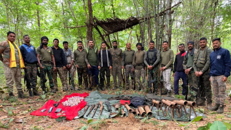 महाराष्ट्र सीमा के जंगल में माओवादियों का हथियार डंप मिला, राइफलें और विस्फोटक बरामद
