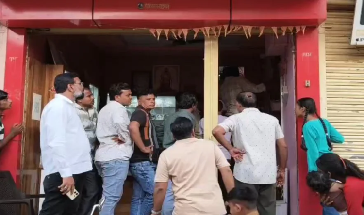 कवर्धा में मंदिर दान के नाम पर ठगी, ज्वेलर्स से चेन-अंगूठी समेत 4 तोला सोना लेकर फरार हुए आरोपी