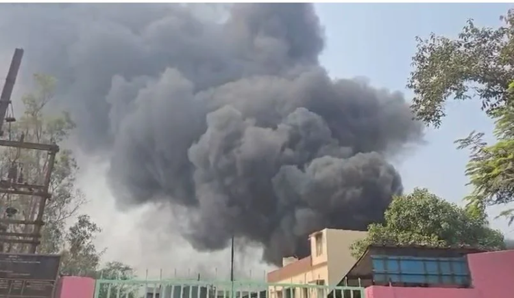 रायपुर के उरला में टार फैक्ट्री में फिर लगी आग, दूसरी घटना से सुरक्षा व्यवस्था पर उठे सवाल; दमकल की 2 गाड़ियां मौके पर