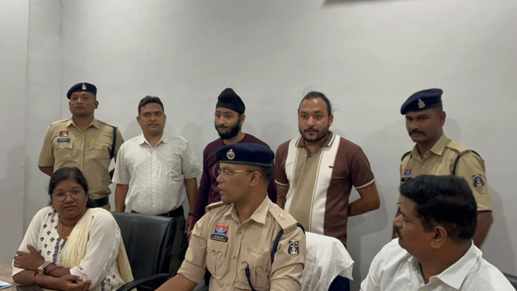 साइबर ठगी के ₹1.86 लाख मामले में दो गिरफ्तार, कमीशन लेकर निकालते थे रकम; डॉलर में करते थे कन्वर्ट