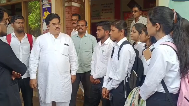 धमतरी PG कॉलेज के LLB के सभी 6 शिक्षकों का तबादला, नाराज छात्रों ने महापौर को सौंपा ज्ञापन