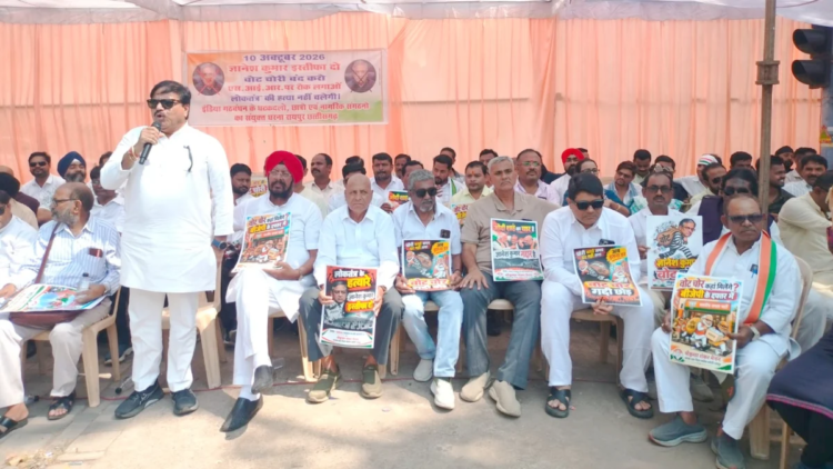 रायपुर में वोट चोरी के आरोपों को लेकर INDIA गठबंधन का प्रदर्शन, कांग्रेस-AAP समेत कई दलों ने राज्यपाल को सौंपा ज्ञापन; चुनावी पारदर्शिता और मतदाता अधिकारों की उठाई मांग