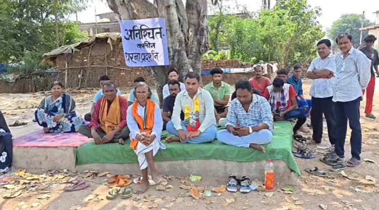 गरियाबंद में PM आवास हितग्राही का धरना, मकान के लिए मंगाई रेत जब्त होने पर SDM कार्यालय के सामने बैठे; खनिज विभाग की कार्रवाई पर उठे सवाल