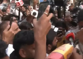 तिरंगा फहराने जाने से पहले CJP फाउंडर अभिजीत दीपके हिरासत में, दिल्ली पुलिस ने रोका