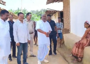 हाथी प्रभावित गांवों में पहुंचे सांसद चिंतामणि महाराज, ग्रामीणों से की मुलाकात