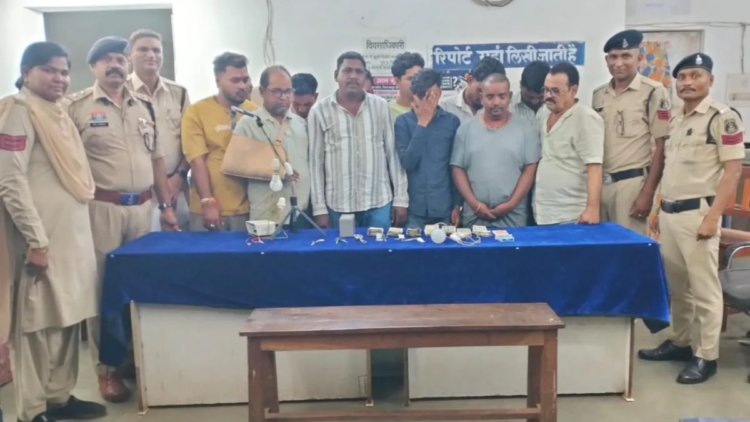 रायपुर में जंगल के अंदर जुए के फड़ पर पुलिस की रेड, 13 गिरफ्तार; 11.50 लाख का मशरूका जब्त, पूर्व उप सरपंच उमेश साहू फरार