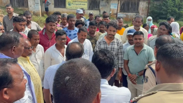 सूरजपुर में अस्पताल के गेट पर हुआ प्रसव, नवजात की मौत; लापरवाही के आरोप में डॉक्टर और ANM निलंबित
