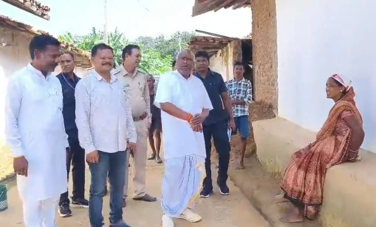हाथी प्रभावित गांवों में पहुंचे सांसद चिंतामणि महाराज, ग्रामीणों से की मुलाकात