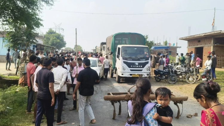 सूरजपुर में गिट्टी लोड ट्रैक्टर की टक्कर से महिला की मौत, आक्रोशित ग्रामीणों ने 4 घंटे किया चक्काजाम