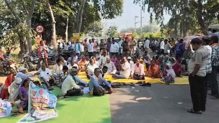 महासमुंद में 85 किसानों का ₹2.38 करोड़ बकाया, कावेरी सीड कंपनी के खिलाफ नेशनल हाईवे-353 पर चक्काजाम