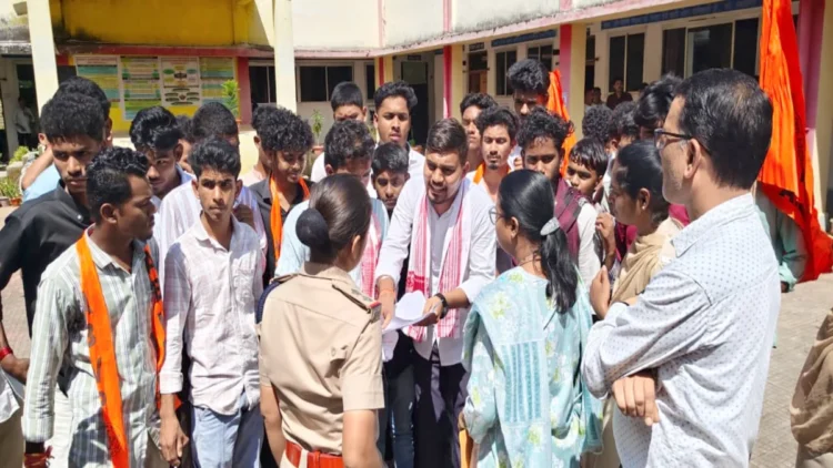 देवभोग कॉलेज में ABVP का घेराव, 10 सूत्रीय मांगों पर अड़े विद्यार्थी; परिसर में धरने पर बैठे