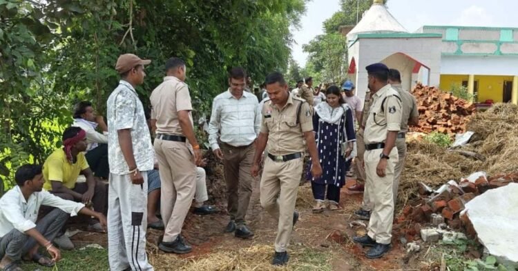 मुक्तिधाम का रास्ता बंद होने से शव ले जाने में आई परेशानी, प्रशासन ने मौके पर पहुंचकर खुलवाया रास्ता
